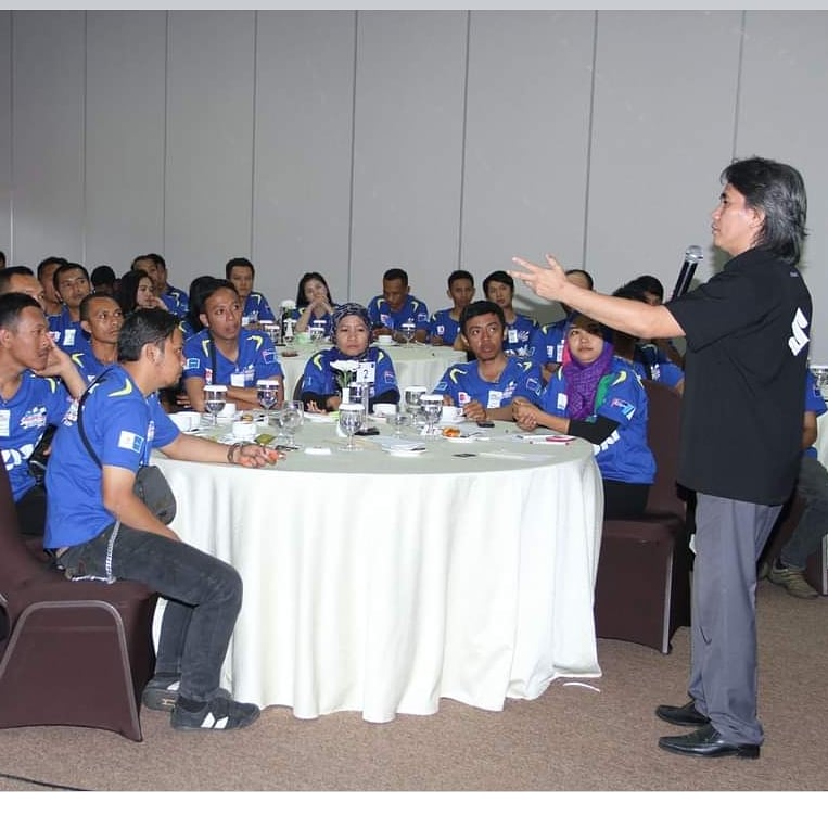 Peserta workshop sedang belajar teknik Shibori.