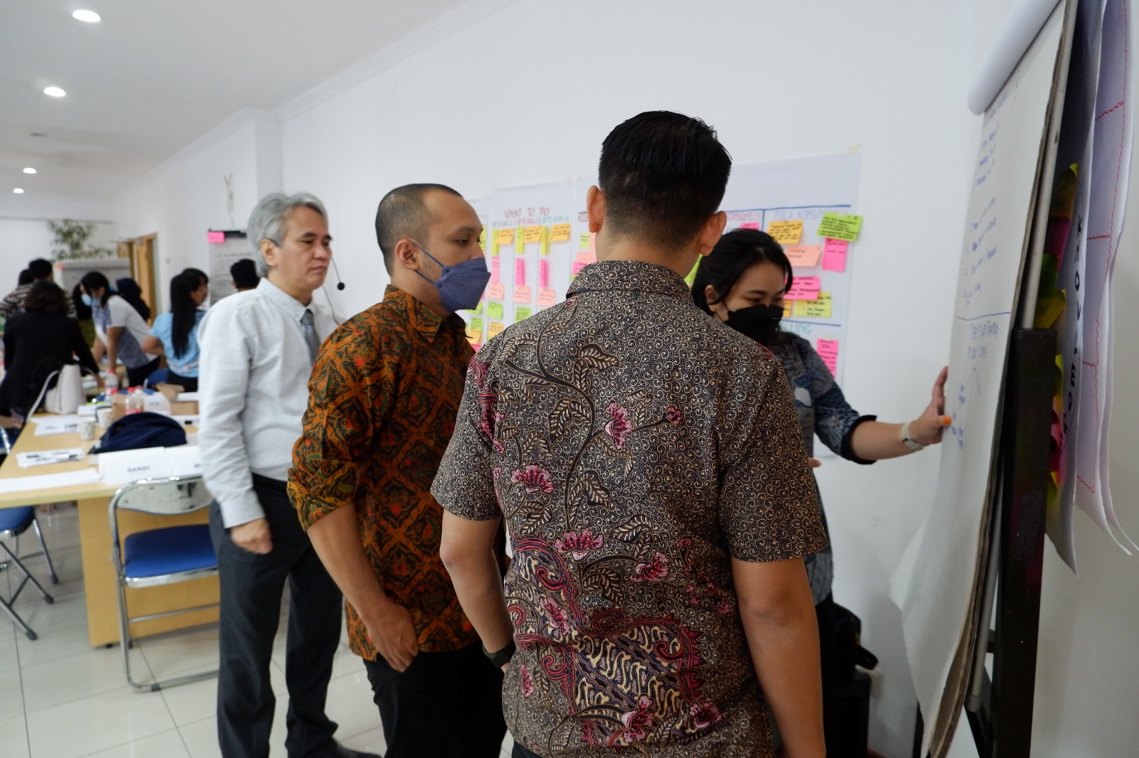 Detail proses pewarnaan Shibori.