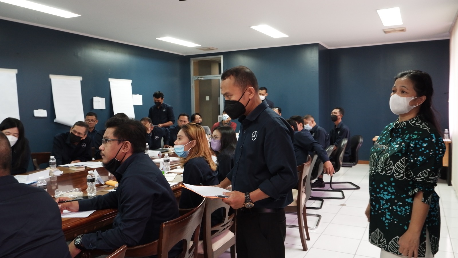 Peserta menampilkan hasil karyanya.